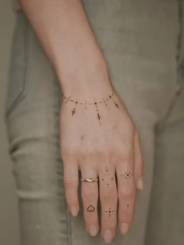 female black fineline Tatuaggio su wrist #50961 | Tatuatore Лена Осень
