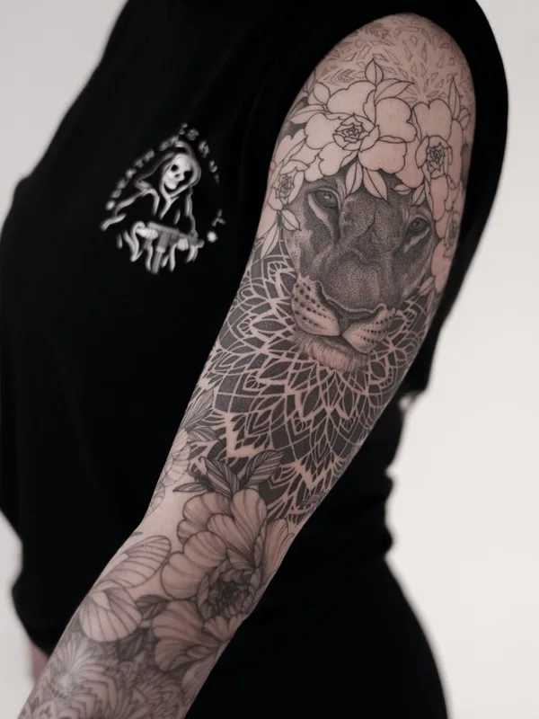 Лайнворк tattoo by Саша Масюк in Los Angeles