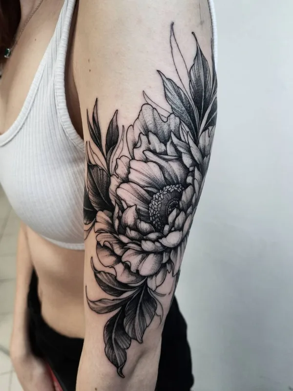 female black and grey black and grey tattoo auf upper arm #40167 | Tätowierer MaryAnn