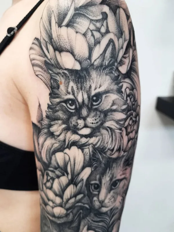 female black and grey black and grey tattoo auf upper arm #40164 | Tätowierer MaryAnn