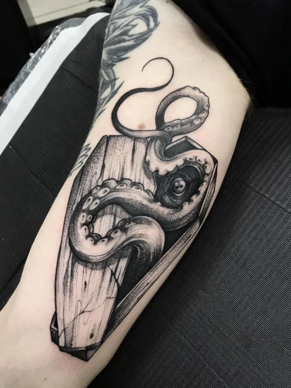 black and grey blackwork tattoo auf forearm #40174 | Tätowierer MaryAnn