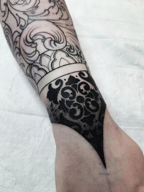 black blackwork tattoo auf forearm #40165 | Tätowierer MaryAnn