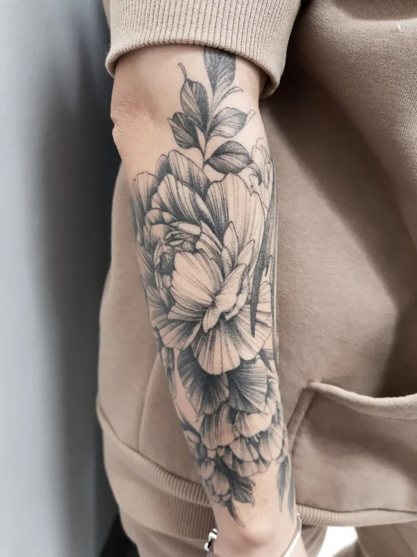 black and grey black and grey tattoo auf forearm #40171 | Tätowierer MaryAnn