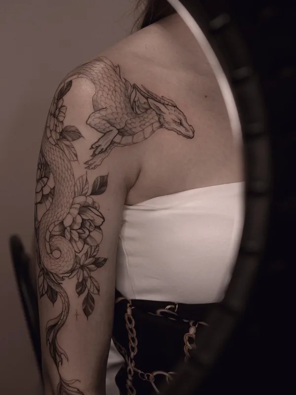 female black and grey linework татуировка на shoulder #55457 | Тату мастер Полина Лихачева | Polyashatattoo