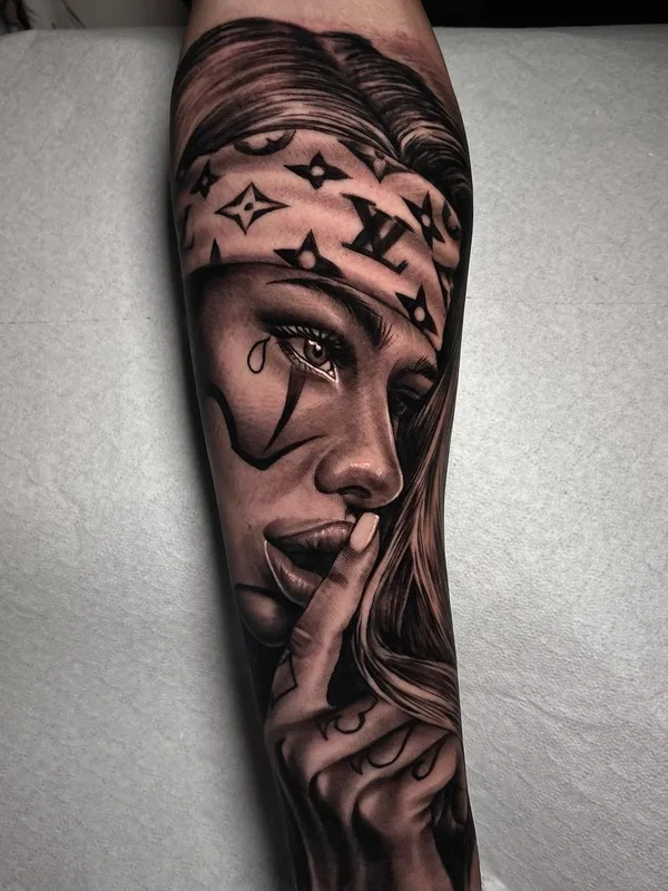 female black and grey realism Tatuagem em forearm #41270 | Tatuador Emink Tattoo Vicenza