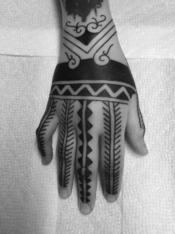black blackwork 타투 부위 hand #56711 | 타투이스트 Sarita