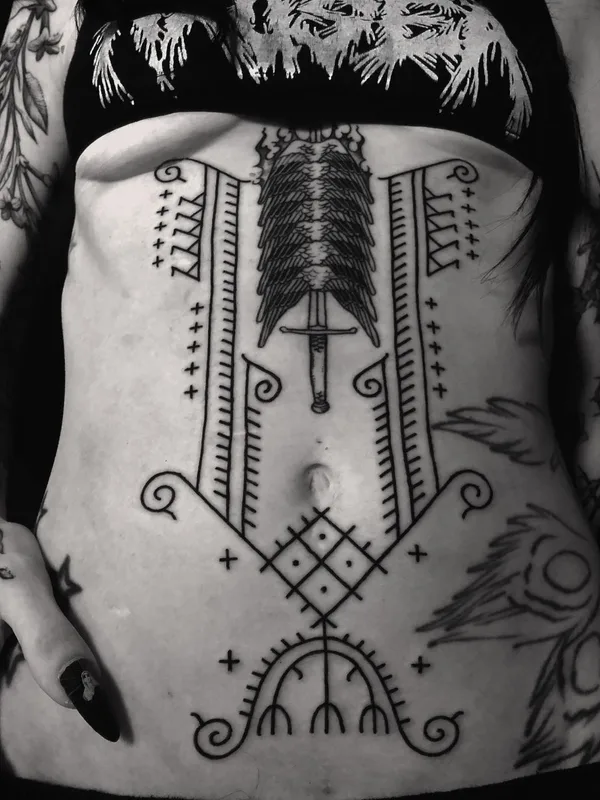 female black and grey linework 타투 부위 stomach #56706 | 타투이스트 Sarita