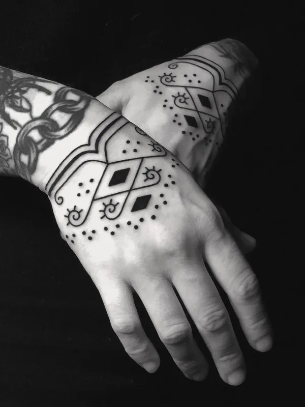 black and grey geometric 타투 부위 hand #56705 | 타투이스트 Sarita