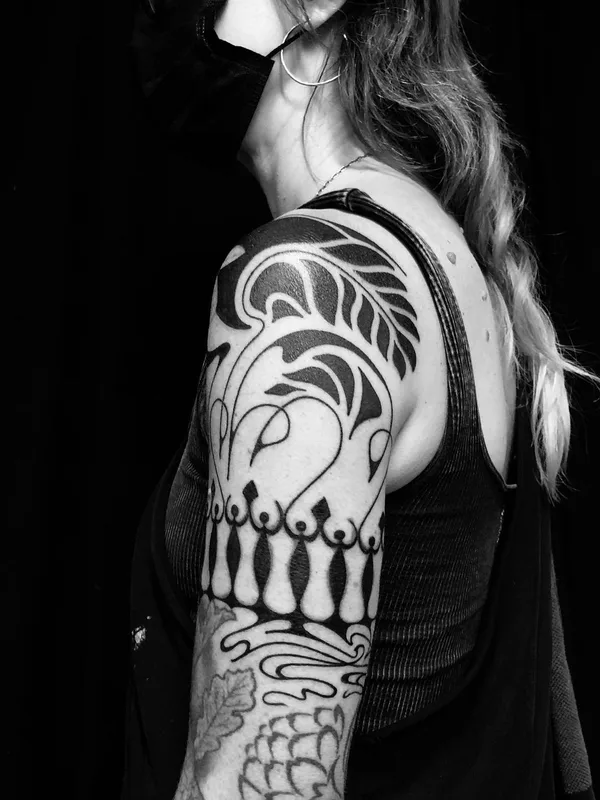 female black blackwork 타투 부위 shoulder #56707 | 타투이스트 Sarita