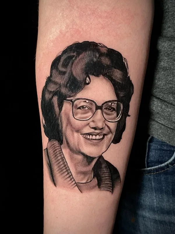 black and grey realism tatouage sur forearm #56727 | Artiste tatoueur Jacob DeNoyer