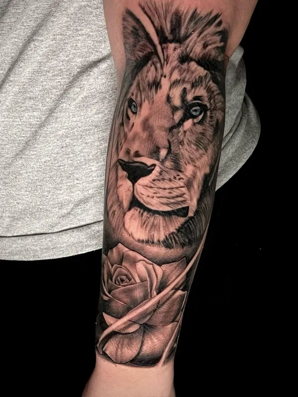 black and grey realism tatouage sur forearm #56728 | Artiste tatoueur Jacob DeNoyer