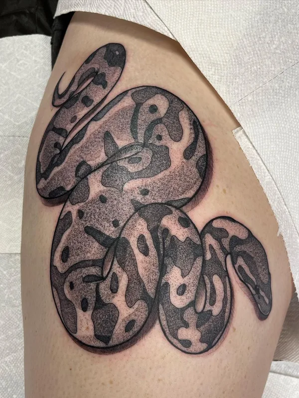 black and grey black and grey Tatuaggio su thigh #56767 | Tatuatore Garrett Hudson