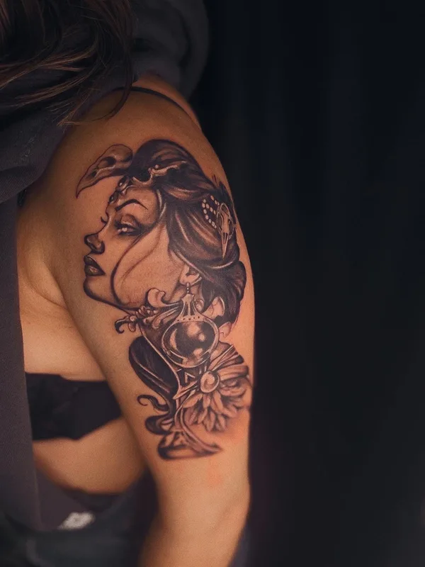 female black and grey realism 타투 부위 shoulder #73565 | 타투이스트 Саша Лихотворик
