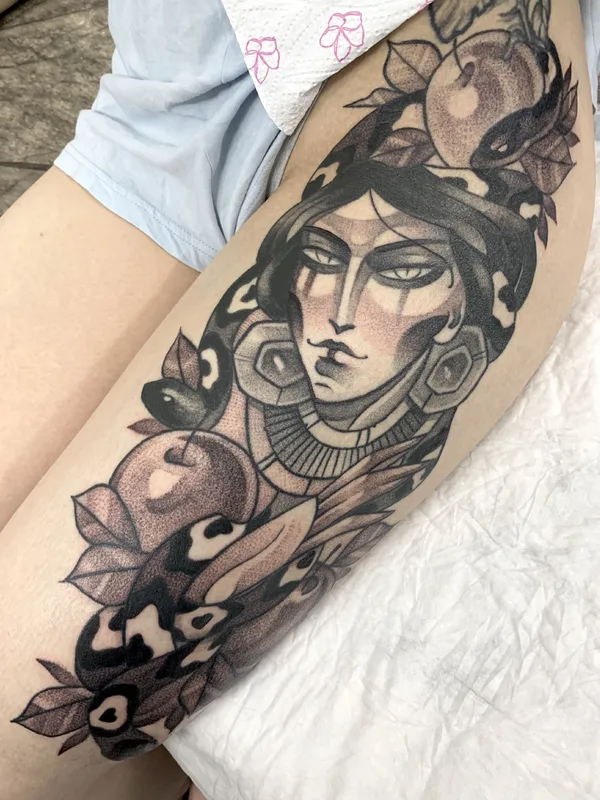 female black and grey blackwork tatuaje en thigh #37748 | Tatuador Лика Смертин