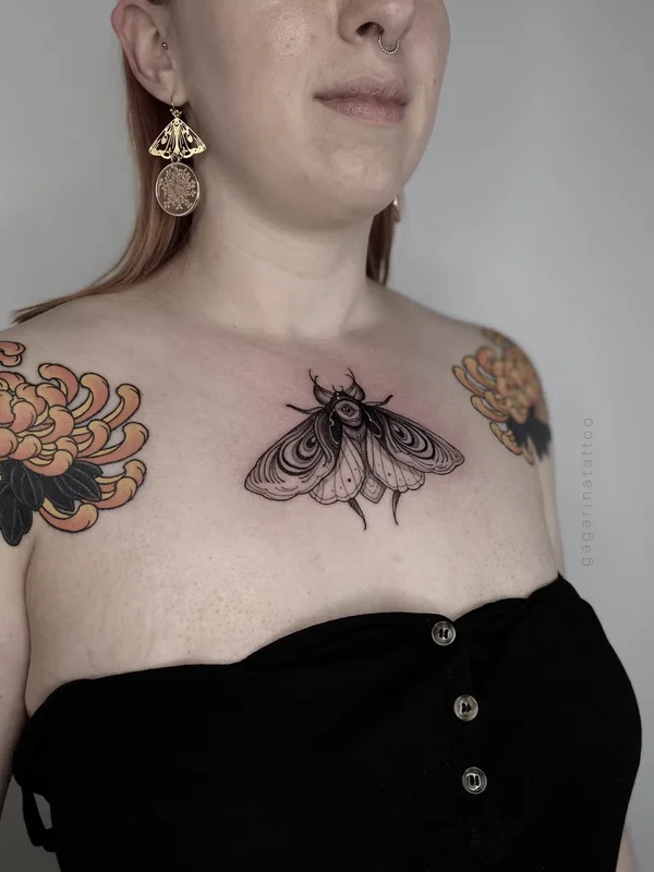 female black and grey linework tatuaje en sternum #75066 | Tatuador Александра Гагарина