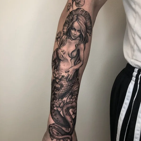 Graphic tattoo by Natalia Perrote in Praha