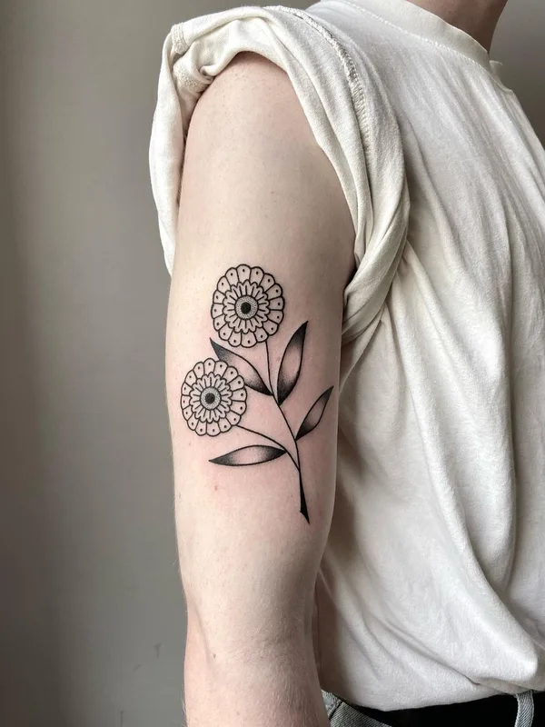 black linework Tatuaggio su upper arm #45179 | Tatuatore Mickey Ink