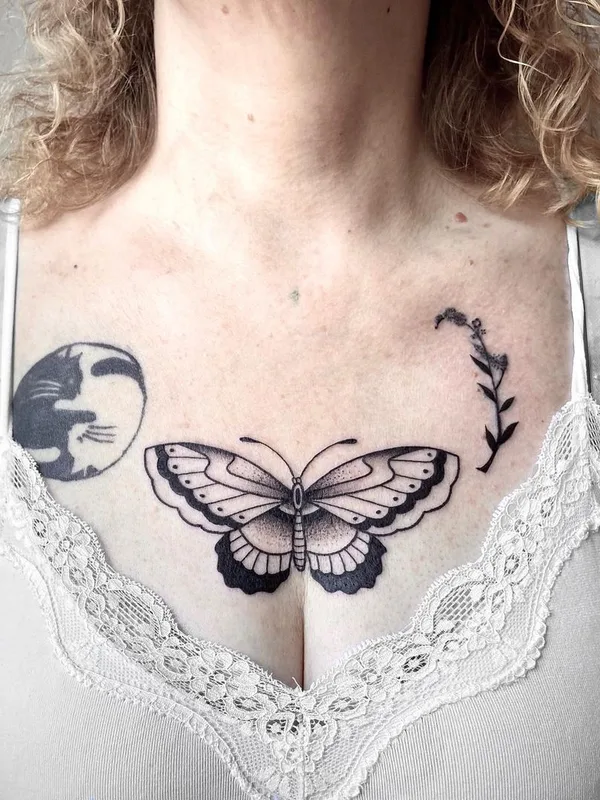 female black and grey blackwork Tatuaggio su chest #45178 | Tatuatore Mickey Ink
