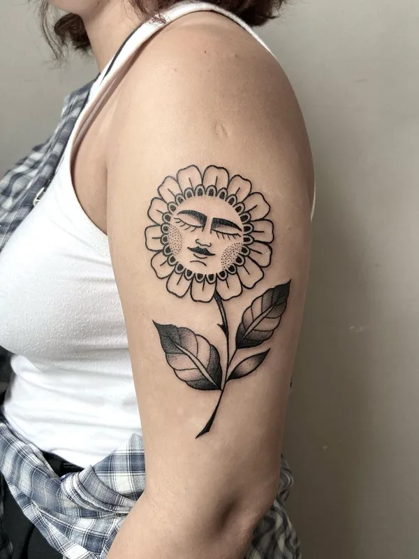 female black and grey blackwork Tatuaggio su upper arm #45180 | Tatuatore Mickey Ink
