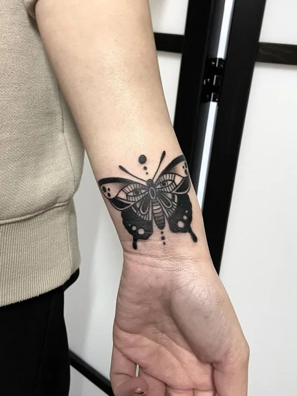 black blackwork Tatuaggio su wrist #45182 | Tatuatore Mickey Ink