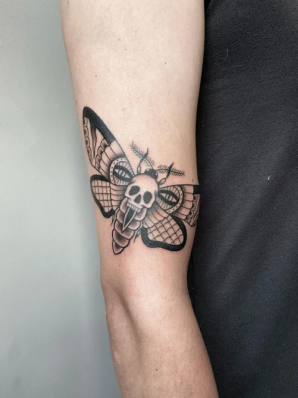 black and grey blackwork Tatuaggio su forearm #45183 | Tatuatore Mickey Ink