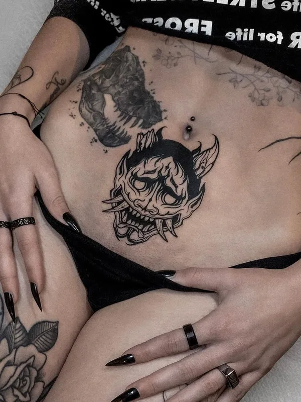 female black blackwork татуировка на stomach #45208 | Тату мастер Daan Boets