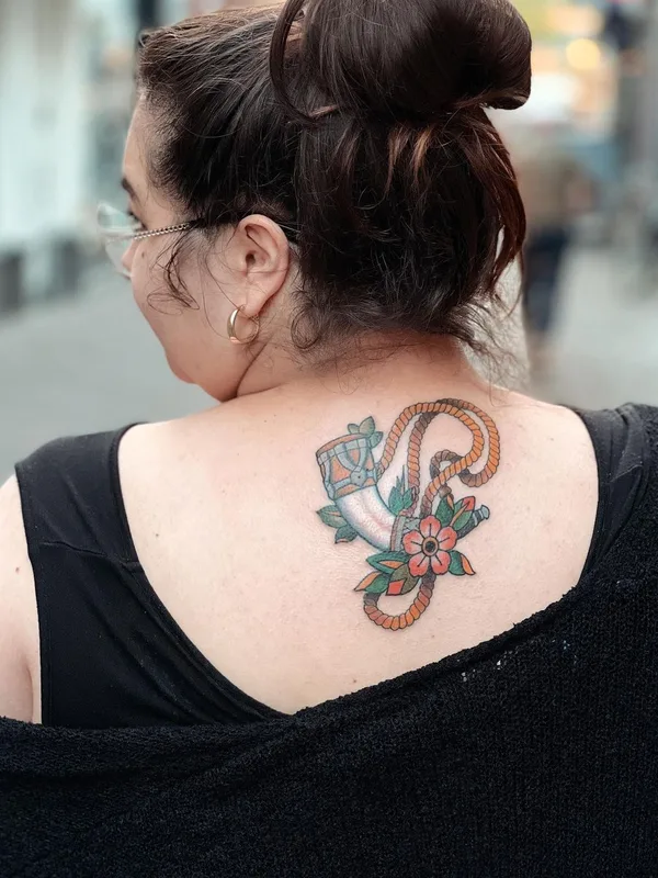 female color traditional tatuaje en upper back #45222 | Tatuador Israel Celli