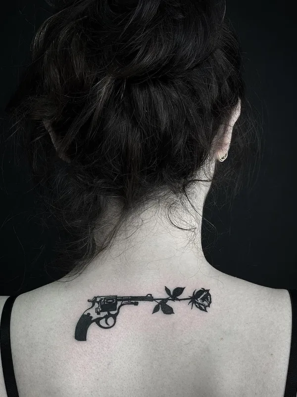 female black blackwork tatouage sur upper back #45303 | Artiste tatoueur Noir Noah