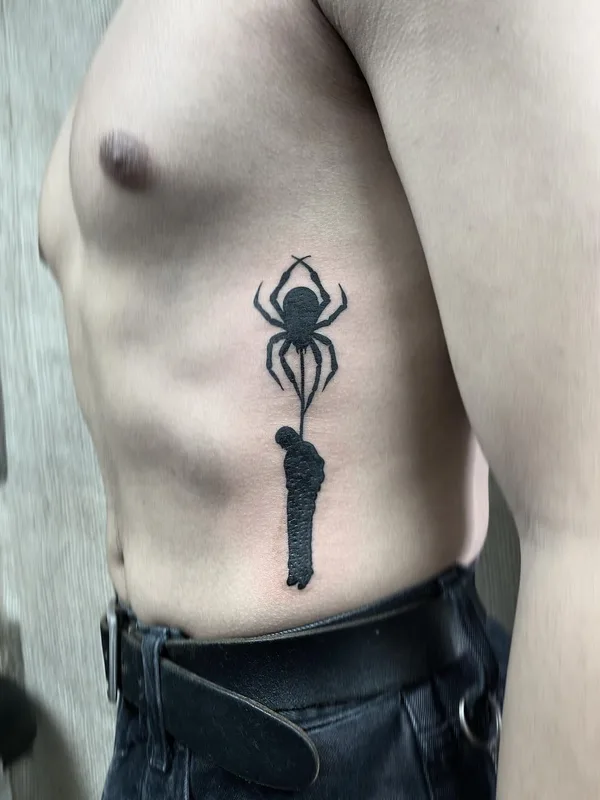 black blackwork tatouage sur ribcage #45302 | Artiste tatoueur Noir Noah