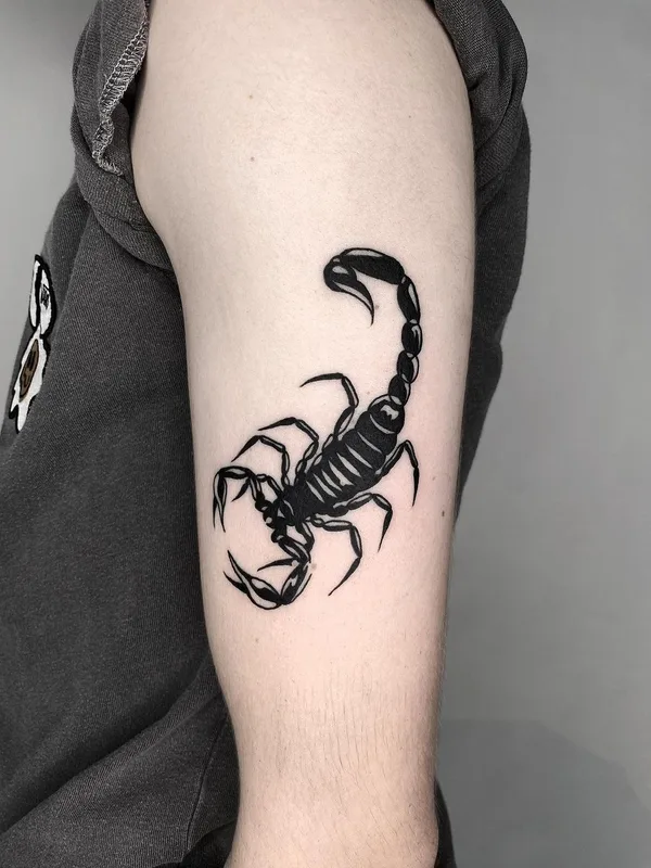 black blackwork tatouage sur outer arm #45290 | Artiste tatoueur Noir Noah