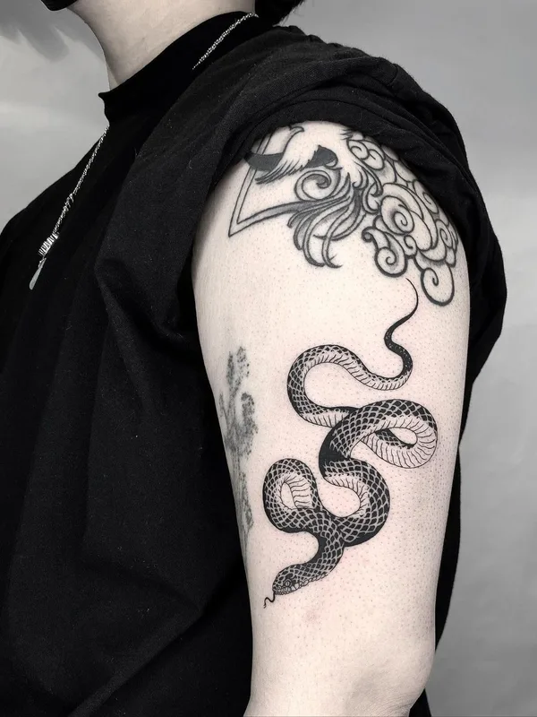 black blackwork tatouage sur outer arm #45301 | Artiste tatoueur Noir Noah