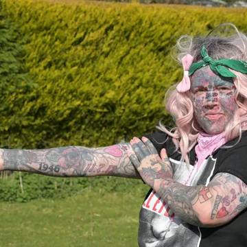 Многодетную маму из Австралии «отлучили» от церкви из-за 800 татуировок