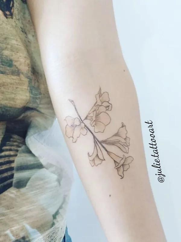 black and grey fineline tattoo auf forearm #38400 | Tätowierer Juliane Visser