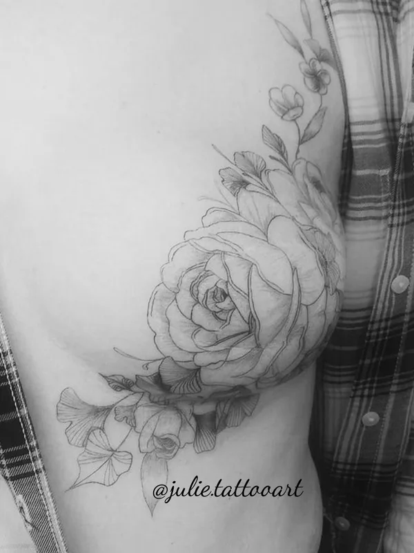 female black and grey fineline tattoo auf ribcage #38402 | Tätowierer Juliane Visser