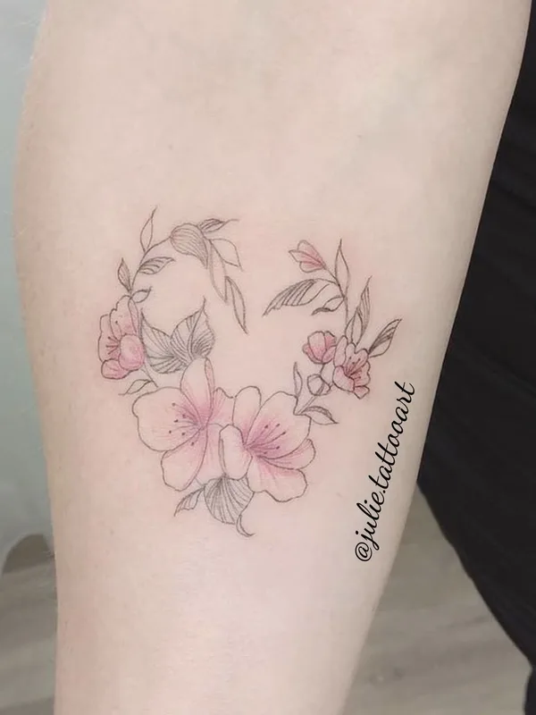 female color fineline tattoo auf thigh #38391 | Tätowierer Juliane Visser