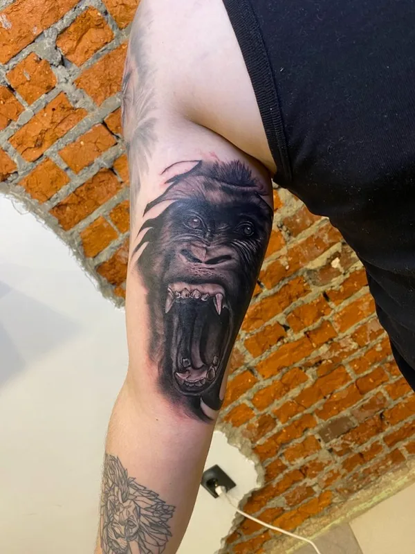 black and grey realism татуировка на bicep #38421 | Тату мастер Алексей Мазунин