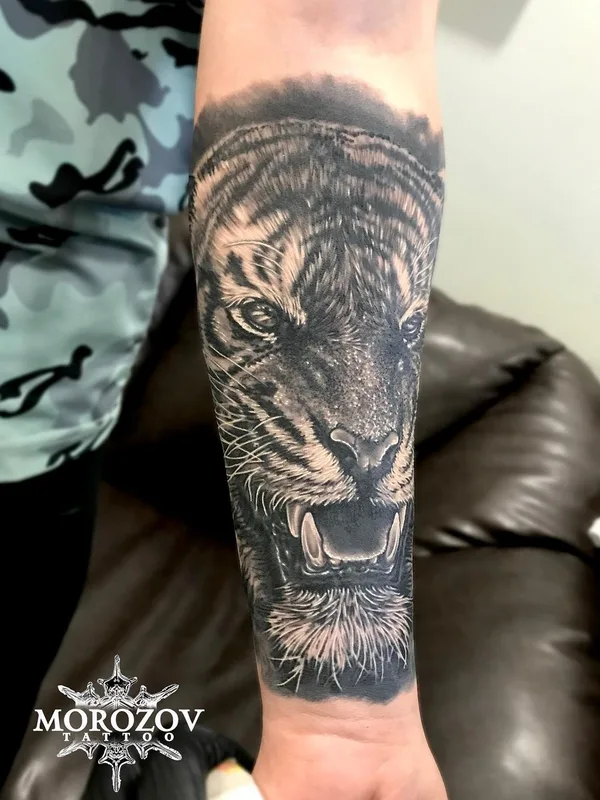 black and grey realism 纹身 在 forearm #51059 | 纹身师 Слава Морозов