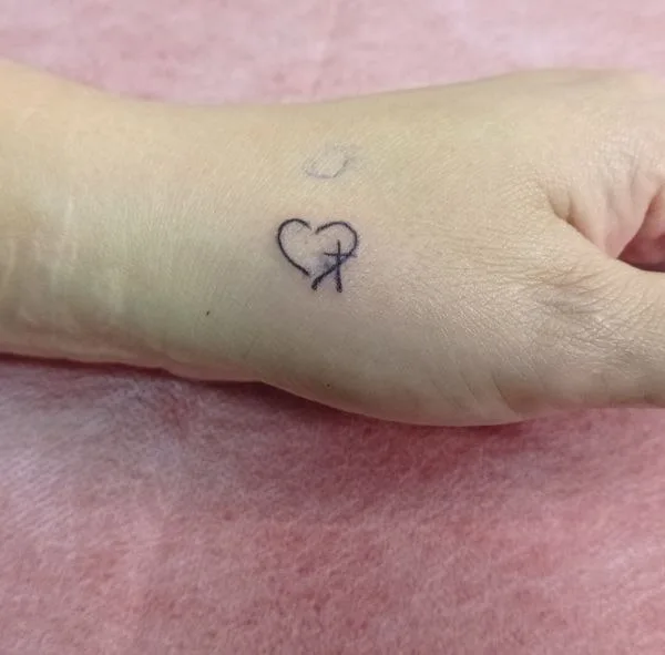 black linework татуировка на wrist #64372 | Тату мастер Violetta Shargorodska