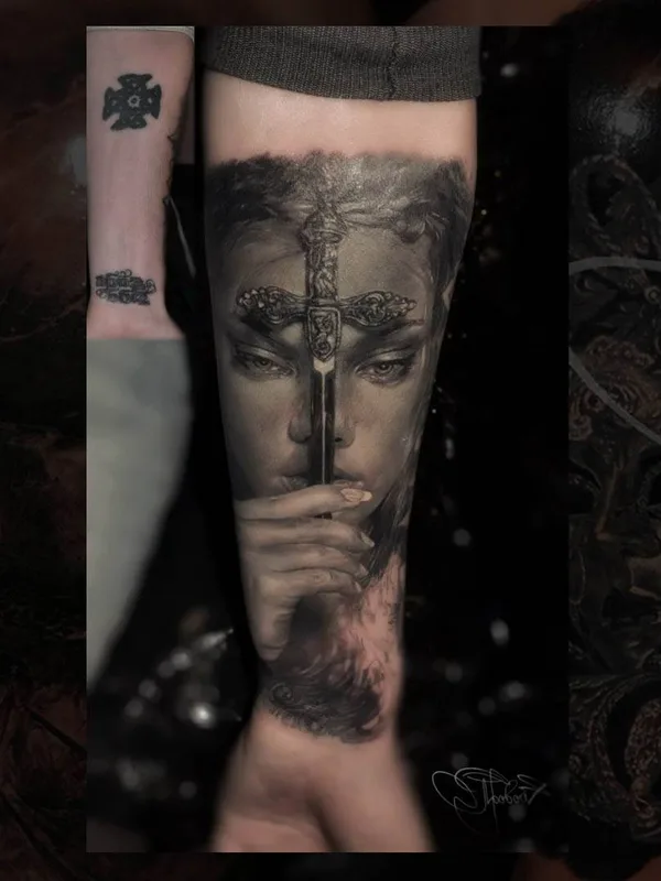 female black and grey realism татуировка на forearm #29006 | Тату мастер Слава Яровой