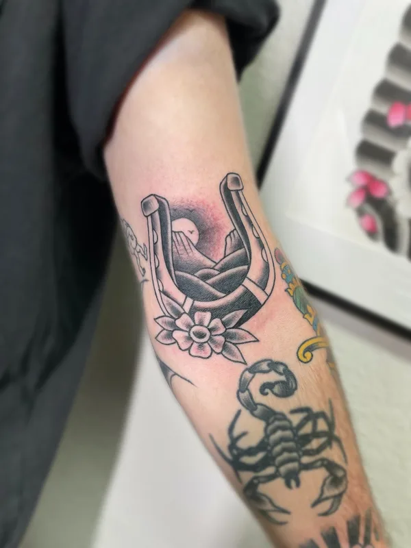 black and grey traditional tatuaje en forearm #66436 | Tatuador Sergey Fish