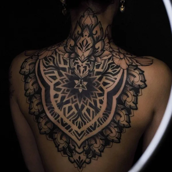 Graphic tattoo by Алиса Сахар in Nürnberg
