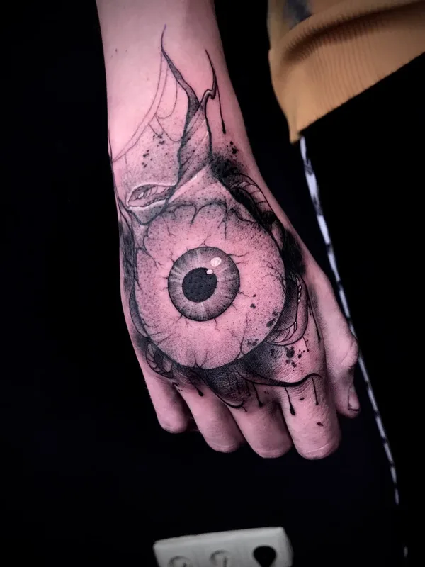 black and grey blackwork tatouage sur back of hand #40176 | Artiste tatoueur Владимир Волошин