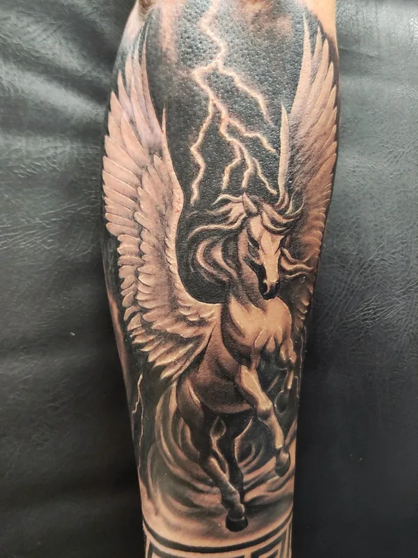 black and grey realism tatuaje en forearm #72907 | Tatuador Андрей Шаповалов 