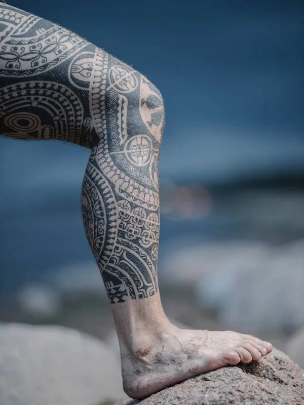 male black tribal tatuaje en full leg #32466 | Tatuador Дмитрий Бабахин
