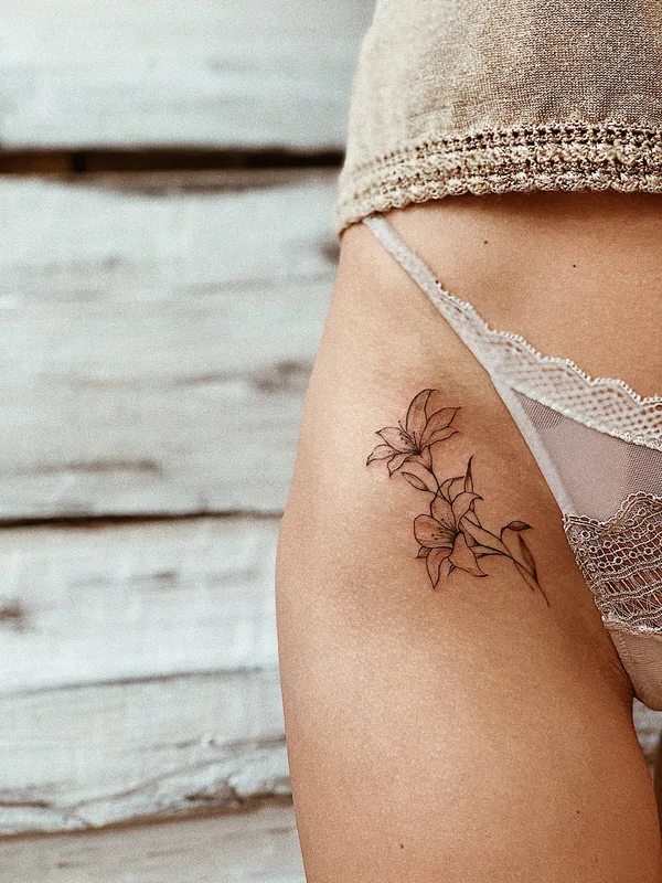 female black fineline tatouage sur thigh #33874 | Artiste tatoueur Алина Дробязко