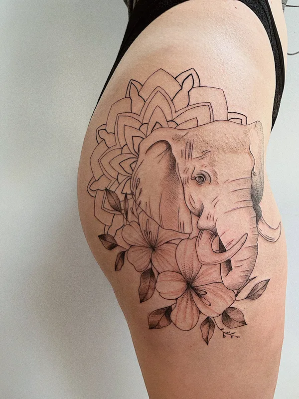 female black and grey linework tatouage sur thigh #33870 | Artiste tatoueur Алина Дробязко