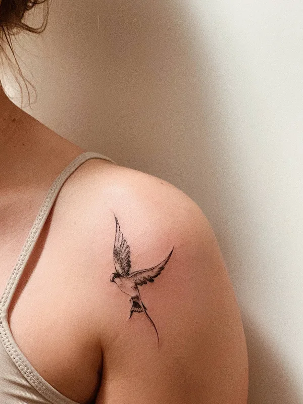 female black and grey fineline tatouage sur shoulder #33876 | Artiste tatoueur Алина Дробязко