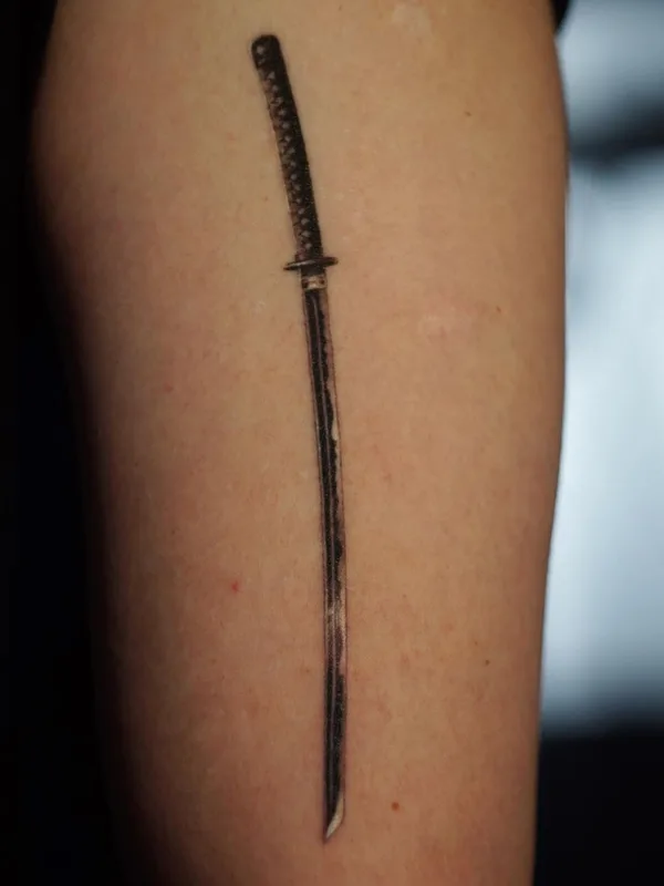 black and grey black and grey tattoo auf upper arm #62733 | Tätowierer Максим Син