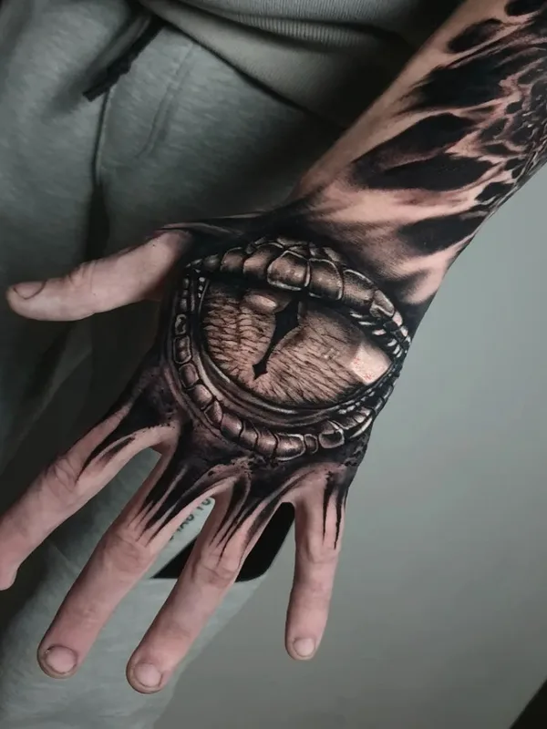 black and grey realism 纹身 在 hand #62746 | 纹身师 Александр Подопригора