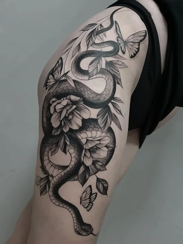 female black and grey blackwork 纹身 在 thigh #62747 | 纹身师 Александр Подопригора